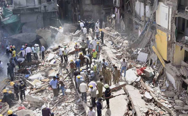 मुंबई में इमारत ढहने से,12 की मौत, 22 घायल
