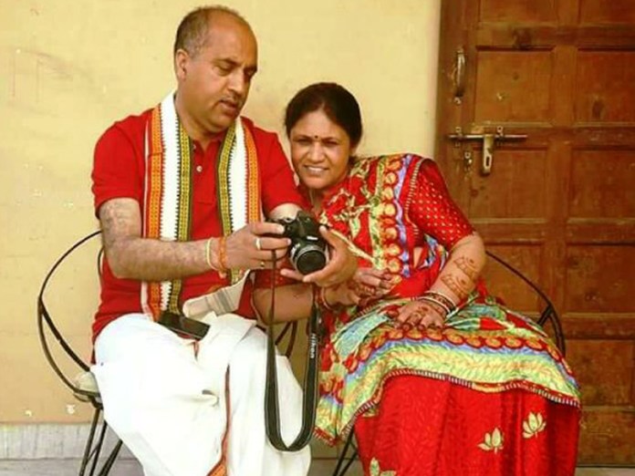 जयराम ठाकुर अपनी पत्नी डॉ. साधना राव के साथ 