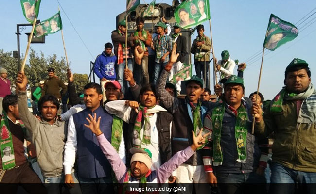 बिहार बंद के दौरान राजद समर्थकों ने ट्रैन रुकवाया 