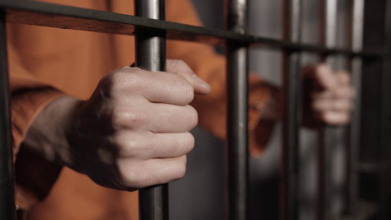 भारतीय मूल के अमेरिकी डॉक्टर को धोखाधड़ी मामले में 9 साल कैद भारतीय मूल के अमेरिकी डॉक्टर को धोखाधड़ी मामले में 9 साल कैद