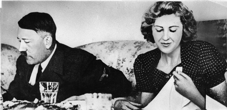 हिटलर और उसकी पत्नी एवा ब्राउन