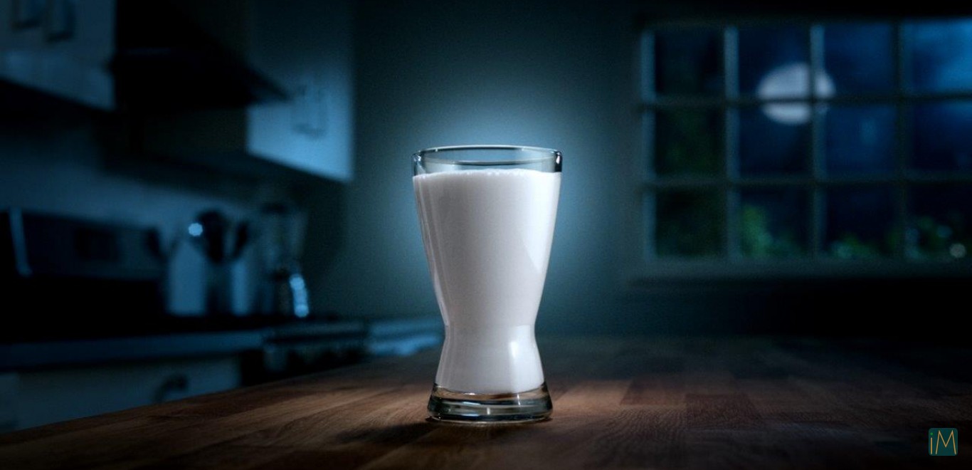 रात में सोने से पहले दूध पीने के फायदे