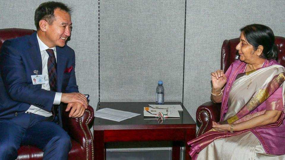 मंगोलियाई विदेश मंत्री के साथ सुषमा स्वराज
