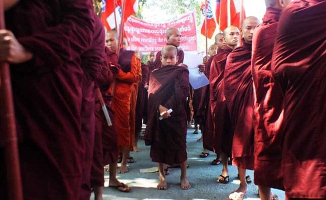 म्यांमार में प्रदर्शन करते बौद्ध नागरिक
