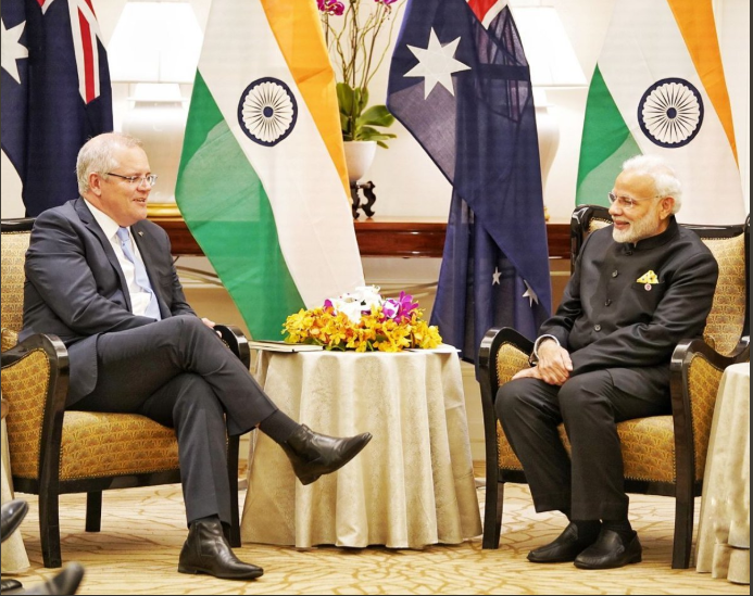 मोदी सिंगापुर प्रधानमंत्री के साथ