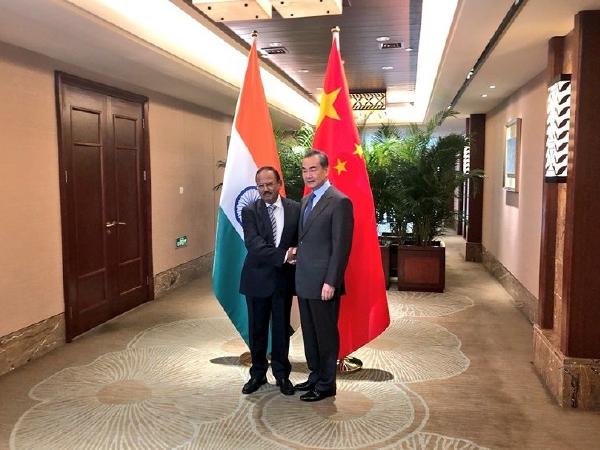 चीनी विदेश मंत्री वांग यी और भारत सुरक्षा सलाहकार अजित डोभाल