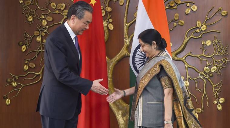 भारतीय विदेश मन्त्री सुषमा स्वराज और चीनी समकक्षी वांग यी