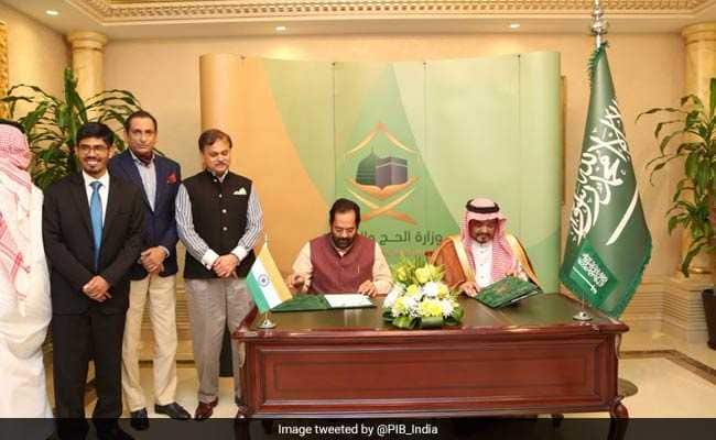 सऊदी अरब और भारत के मंत्री हज के दस्तावेजों पर दस्तखत करते हुए