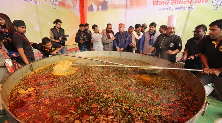 भाजपा ने दिल्ली के रामलीला मैदान में पकाई 5,000 किलो की खिचड़ी