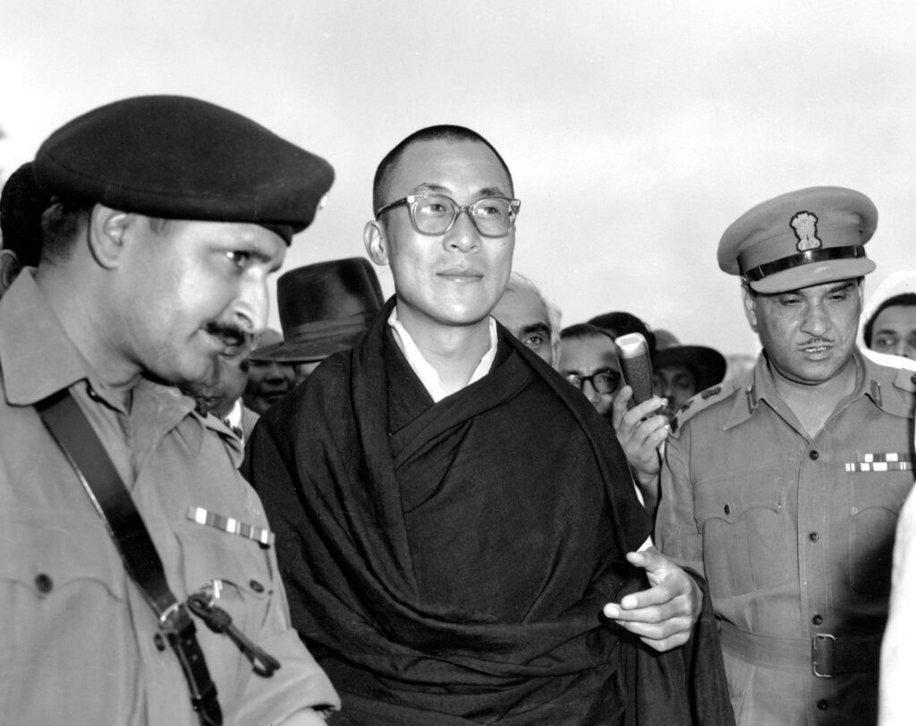 18 अप्रैल 1959 को भारत पहुंचे दलाई लामा
