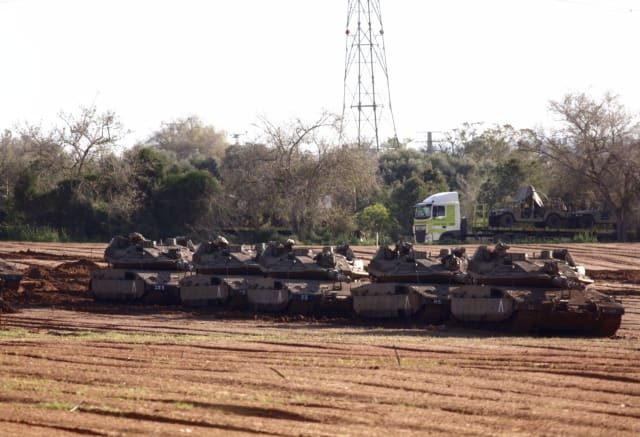 इजराइल सेना के टैंक गाजा सीमा पर तैनात