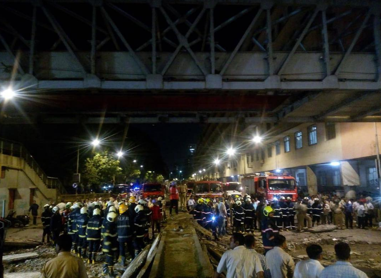मुंबई पुल दुर्घटना: अमिताभ बच्चन, रितेश देशमुख समेत कई बॉलीवुड सितारों ने शोक संतप्त परिवार को दी संवेदनाएं