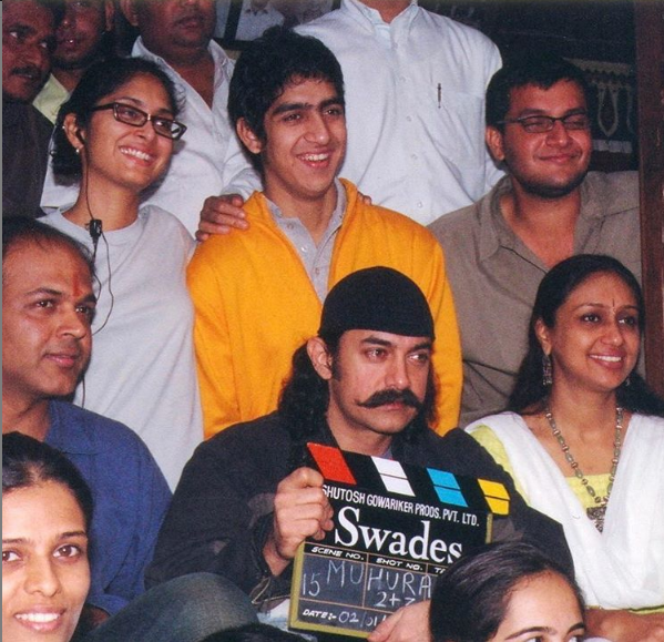 अयान मुख़र्जी ने साझा की पुरानी तस्वीर: जब शाहरुख़ खान की फिल्म 'स्वदेस' के महूरत में नज़र आये आमिर खान