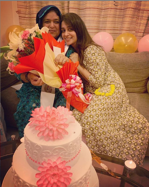 'बिग बॉस 12' विजेता दीपिका कक्कड़ ने फूलो और केक के साथ मनाया अपनी अम्मी का जन्मदिन