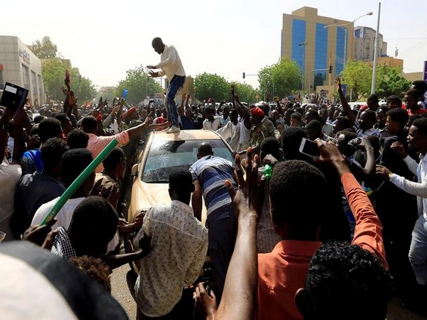 राष्ट्रपति आवास के बाहर सूडानी प्रदर्शनकारी