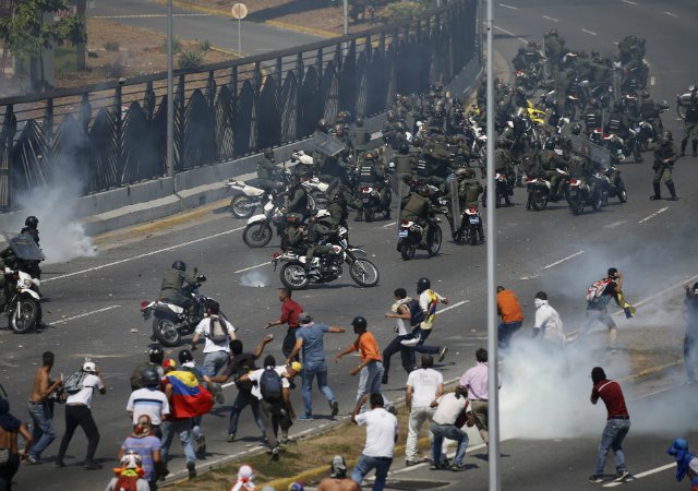 वेनेजुएला में संघर्ष जारी