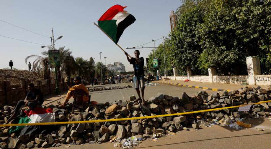 सूडानी प्रदर्शनकारियों ने किया चक्का जाम