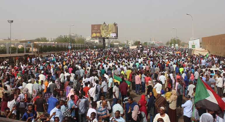 sudanese peoples outside in headquarter