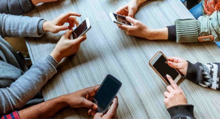 मोबाइल फोन/स्मार्टफोन की लत पर निबंध, addiction of mobile phones essay ...