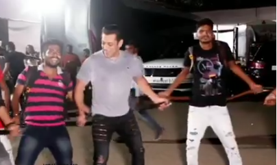 सलमान खान ने पापाराज़ी के साथ 'मुन्ना बदनाम हुआ' पर किया डांस, देखे वायरल विडियो