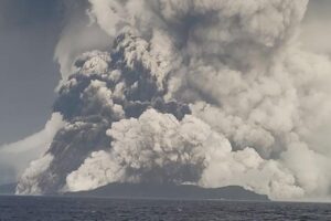 टोंगा (Tonga) में हुए ज्वालामुखी विस्फोट ने जापान से यूएसए तक बजा दी सुनामी (Tsunami) की घंटी