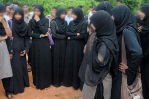 कर्नाटक हिजाब विवाद: कर्नाटक हाई कोर्ट ने फैसला आने तक छात्रों से धार्मिक पोशाक नहीं पहनने को कहा, वहीं CM बोम्मई ने सोमवार से 10वीं कक्षा तक सभी स्कूल खोलने का आदेश दिया