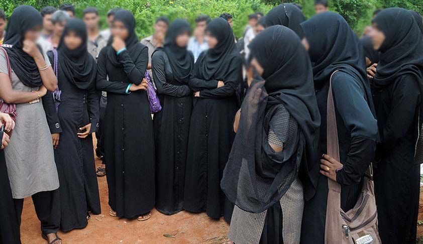 कर्नाटक हिजाब विवाद: कर्नाटक हाई कोर्ट ने फैसला आने तक छात्रों से धार्मिक पोशाक नहीं पहनने को कहा, वहीं CM बोम्मई ने सोमवार से 10वीं कक्षा तक सभी स्कूल खोलने का आदेश दिया