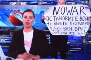 युद्ध विरोधी पोस्टर के साथ समाचार शो को बाधित करने वाले रूसी टीवी संपादक है गायब; कोर्ट ने भी लगाया उन पर जुर्माना