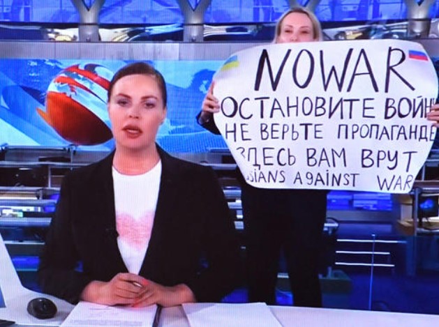 युद्ध विरोधी पोस्टर के साथ समाचार शो को बाधित करने वाले रूसी टीवी संपादक है गायब; कोर्ट ने भी लगाया उन पर जुर्माना