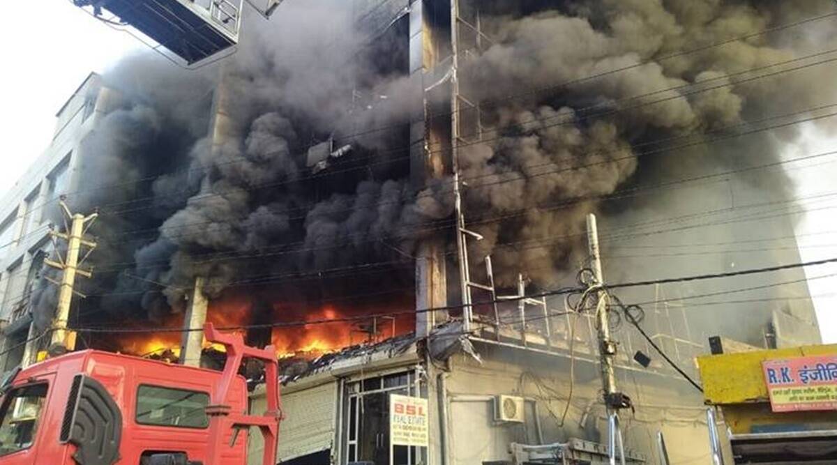 दिल्ली के मुंडका की एक इमारत में आग लगने से २७ लोगो ने गवाई जान; स्थानीय लोगो ने बचाई कई जानें
