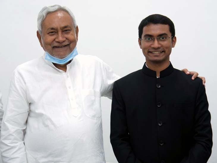 UPSC 2020 Topper Shubham Kumar with Bihar CM Nitish Kumar