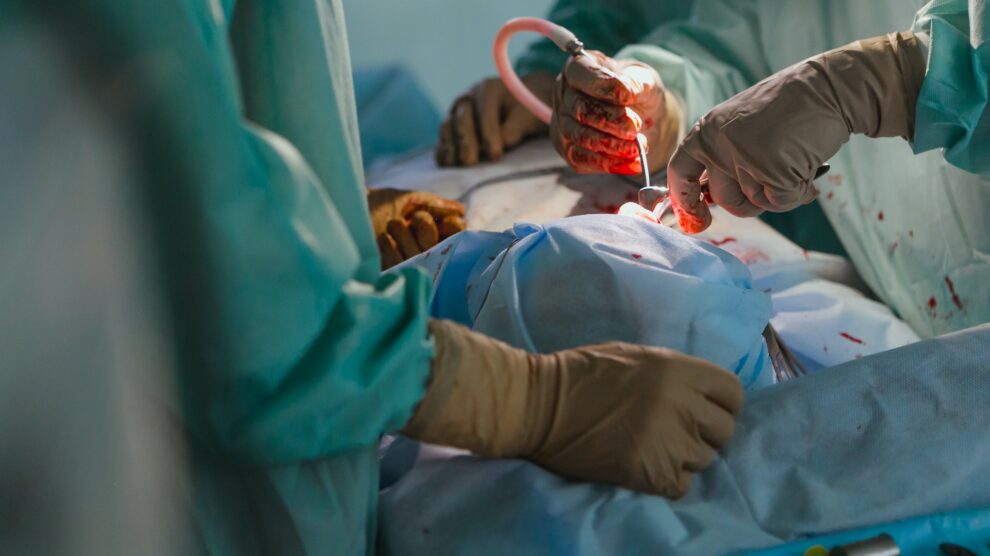 पाकिस्तान: ग्रामीण स्वास्थ्य केंद्र के स्टाफ ने सर्जरी के वक़्त नवजात का सिर काट महिला के गर्भ में ही छोड़ दिया