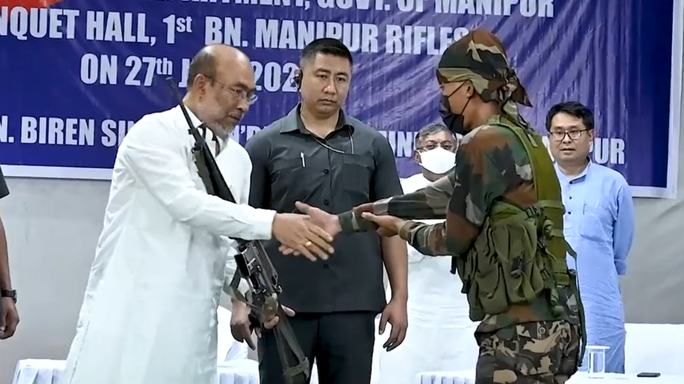 मणिपुर: उग्रवादी समूह ने मुख्यमंत्री एन बीरेन सिंह के सामने आत्मसमर्पण कर हुए मुख्यधारा में शामिल