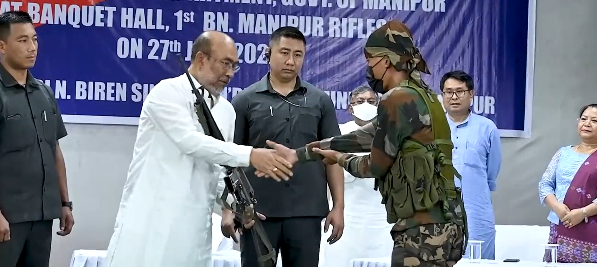 मणिपुर: उग्रवादी समूह ने मुख्यमंत्री एन बीरेन सिंह के सामने आत्मसमर्पण कर हुए मुख्यधारा में शामिल