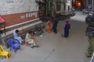 इंसानियत को शर्मिंदा करती ये वीडियो, पाकिस्तान में एक सुरक्षा गार्ड ने गर्भवती महिला को बेरहमी से पीटा