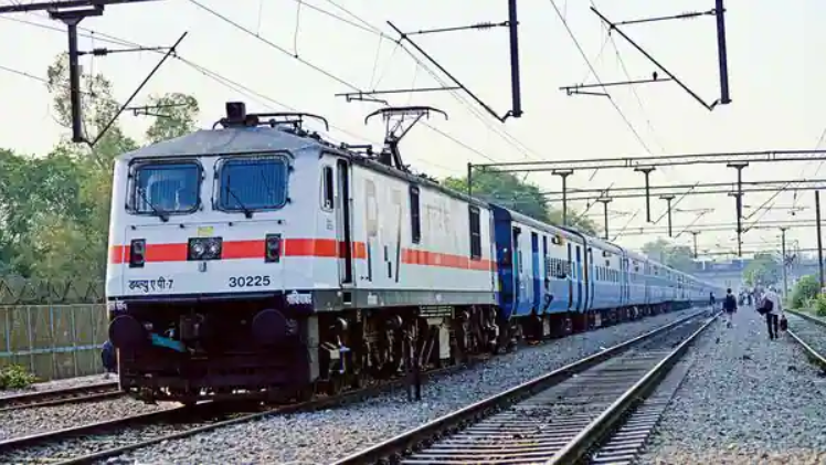 रेलवे टिकटों की दलाली करने वालों के खिलाफ एक्शन, ‘ऑपरेशन उपलब्‍ध’ के तहत 43 लाख रुपये के टिकट जब्त