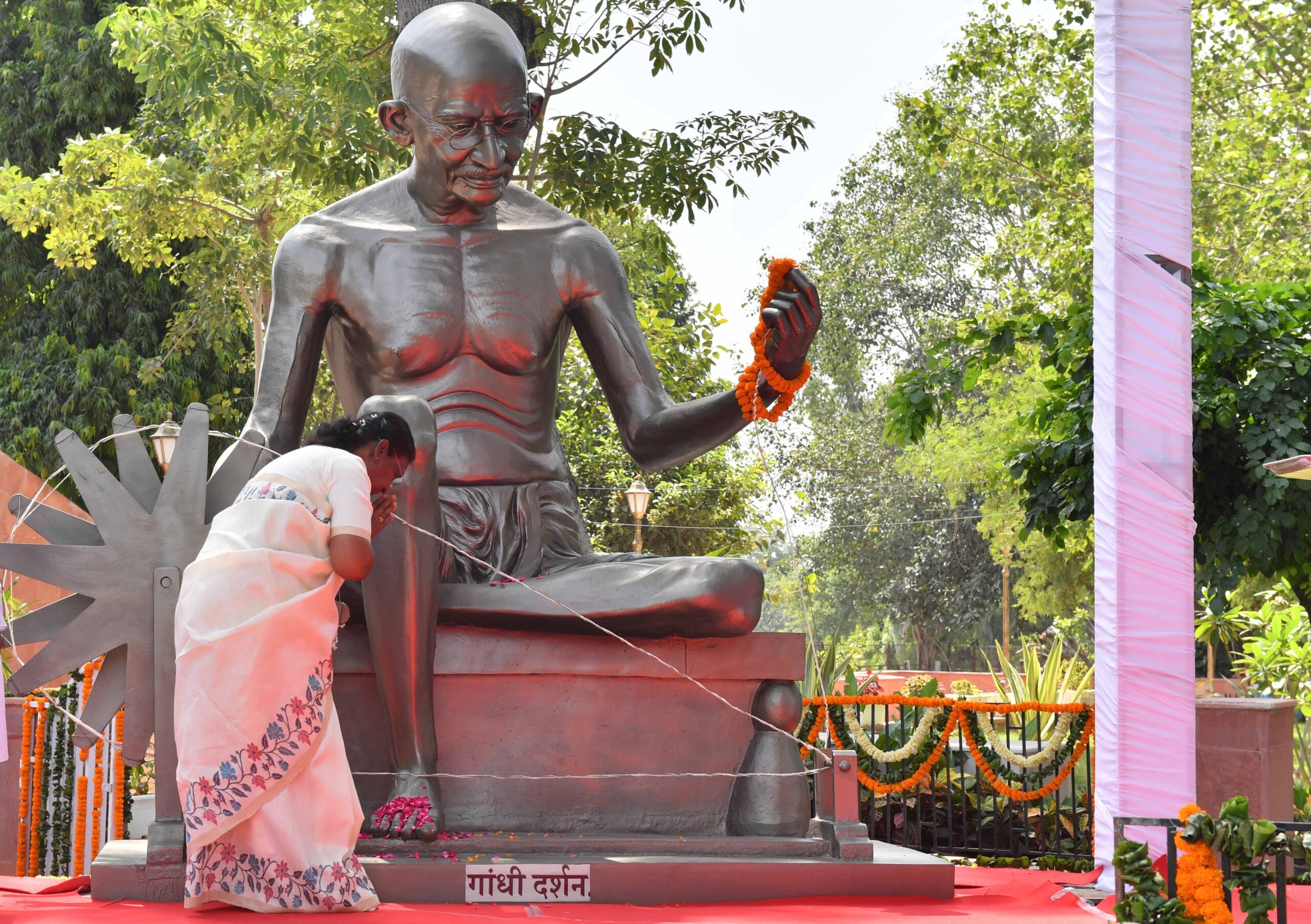 राष्ट्रपति द्रौपदी मुर्मु ने महात्मा गांधी की 12 फीट ऊंची प्रतिमा का किया अनावरण