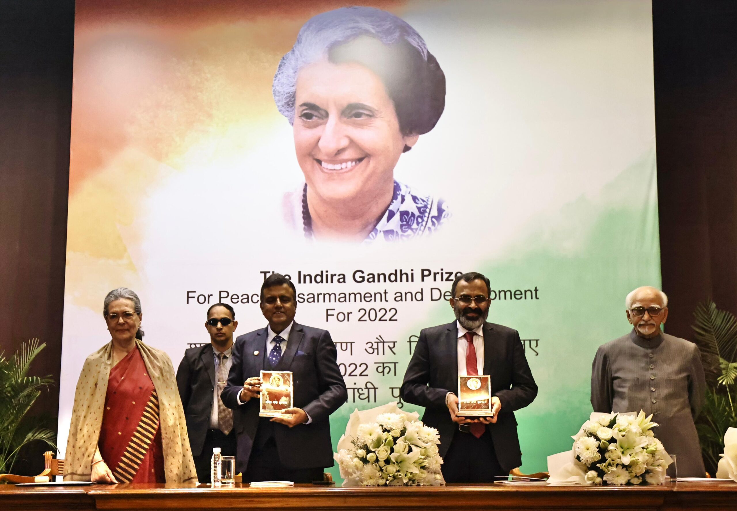 कोविड-19 योद्धाओं को मिला इंदिरा गांधी शांति पुरस्कार 2022