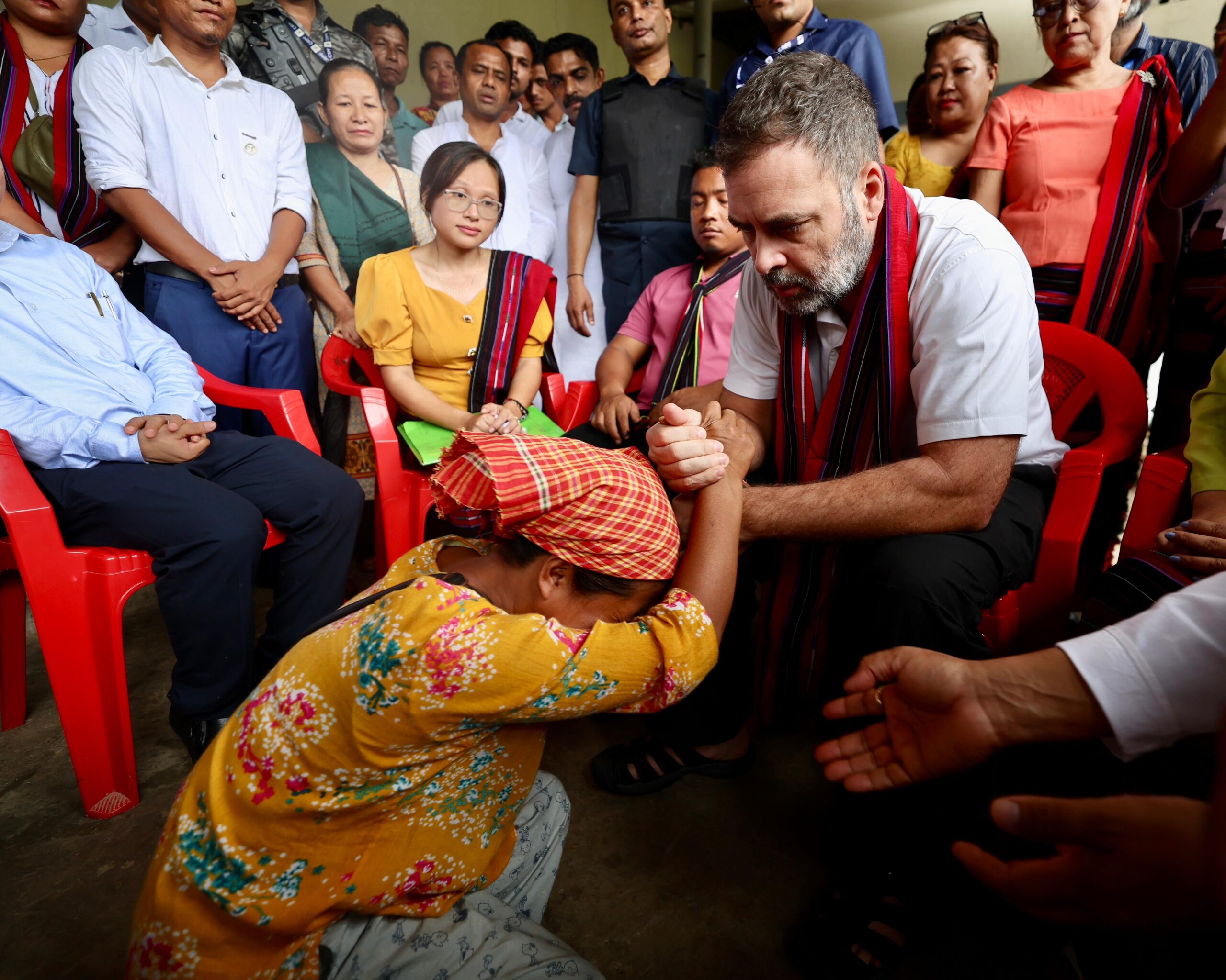 विपक्ष के नेता ने दो समुदायों के बीच संघर्ष की शुरुआत के बाद तीसरी बार मणिपुर का दौरा किया, जिसके परिणामस्वरूप जान-माल का नुकसान हुआ ।